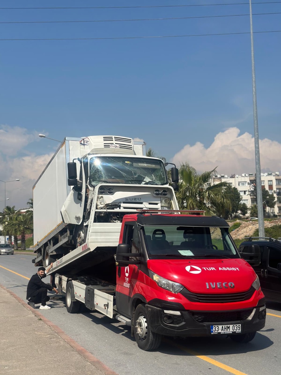 Hasarlı kamyonun ağır tonaj çekici ile kurtarılması