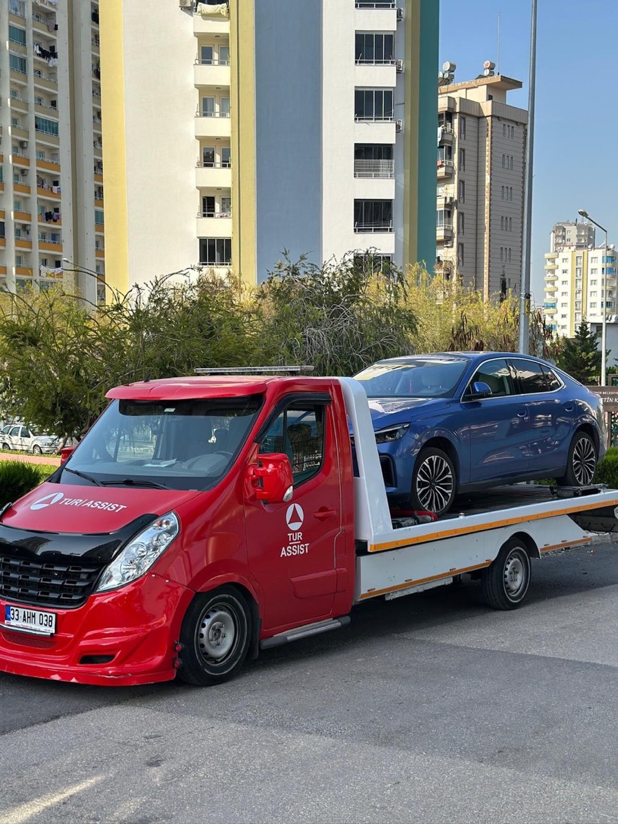 Oto çekici ile mavi aracın taşınması - Mersin